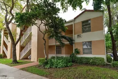 8242 NW 24th St, Coral Springs: photo 1 of 11