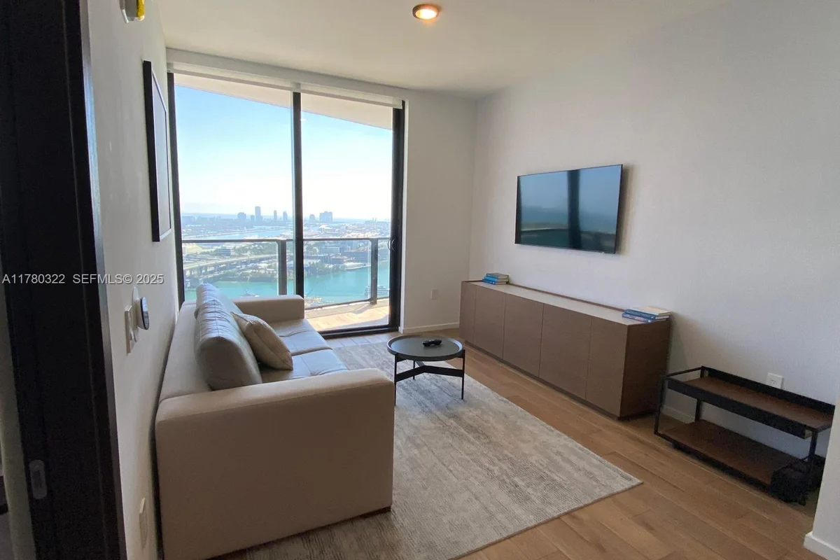 398 NE 5th St #2910, Miami: photo 1 of 23