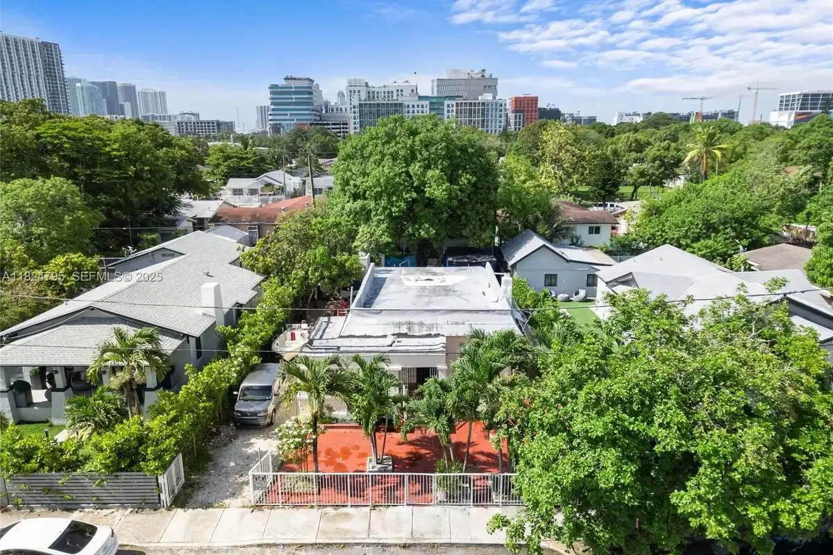 50 NW 34th Ter, Miami: photo 1 of 28