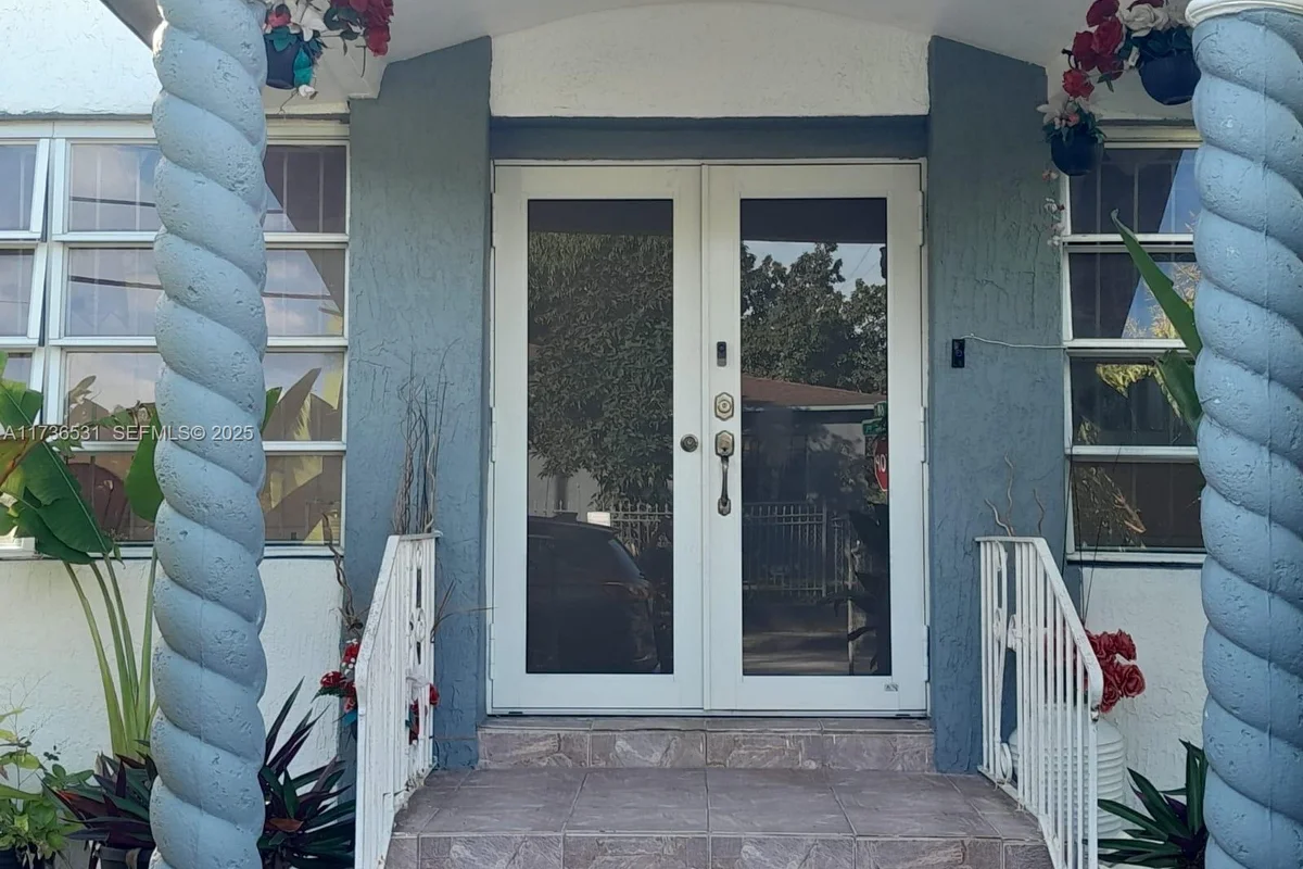 6730 NE Miami Pl, Miami: photo 1 of 17