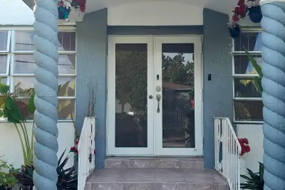 6730 NE Miami Pl, Miami: photo 1 of 17