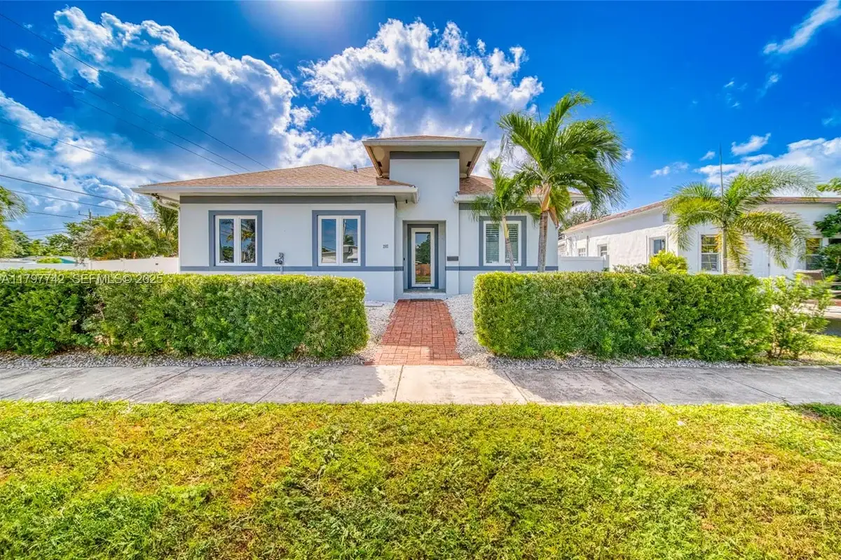 207 SW 11th St, Dania Beach: photo 1 of 37
