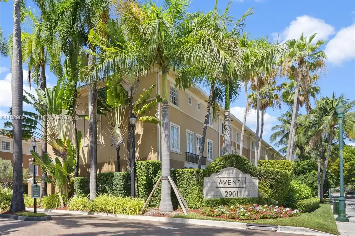 2811 NE 185th St #804, Aventura: photo 1 of 31