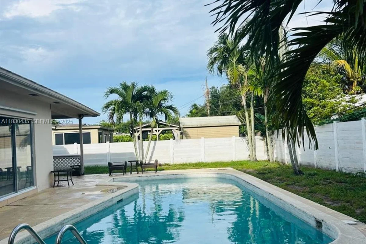 6790 SW 10th Ct, Pembroke Pines: photo 1 of 12