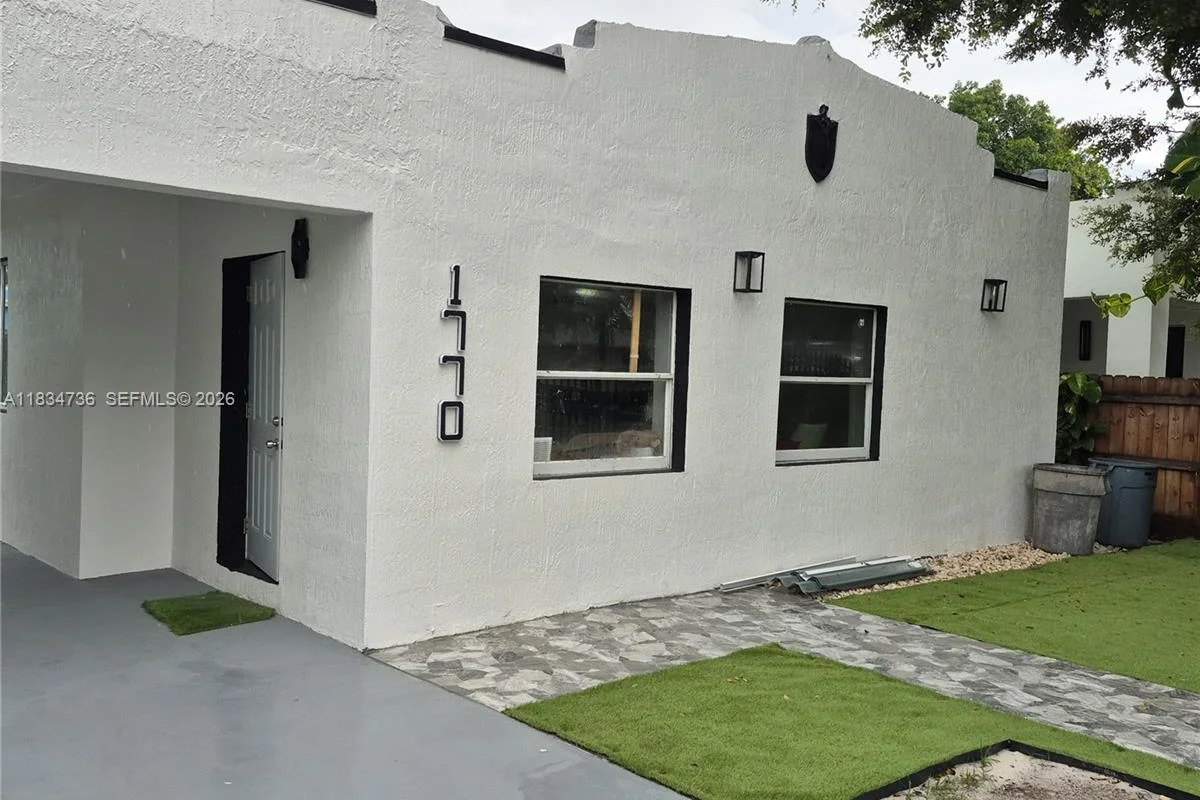 1770 NW 44th St, Miami: photo 1 of 15