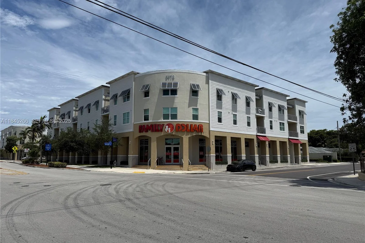 Apartment in South Miami: photo 1 of 18