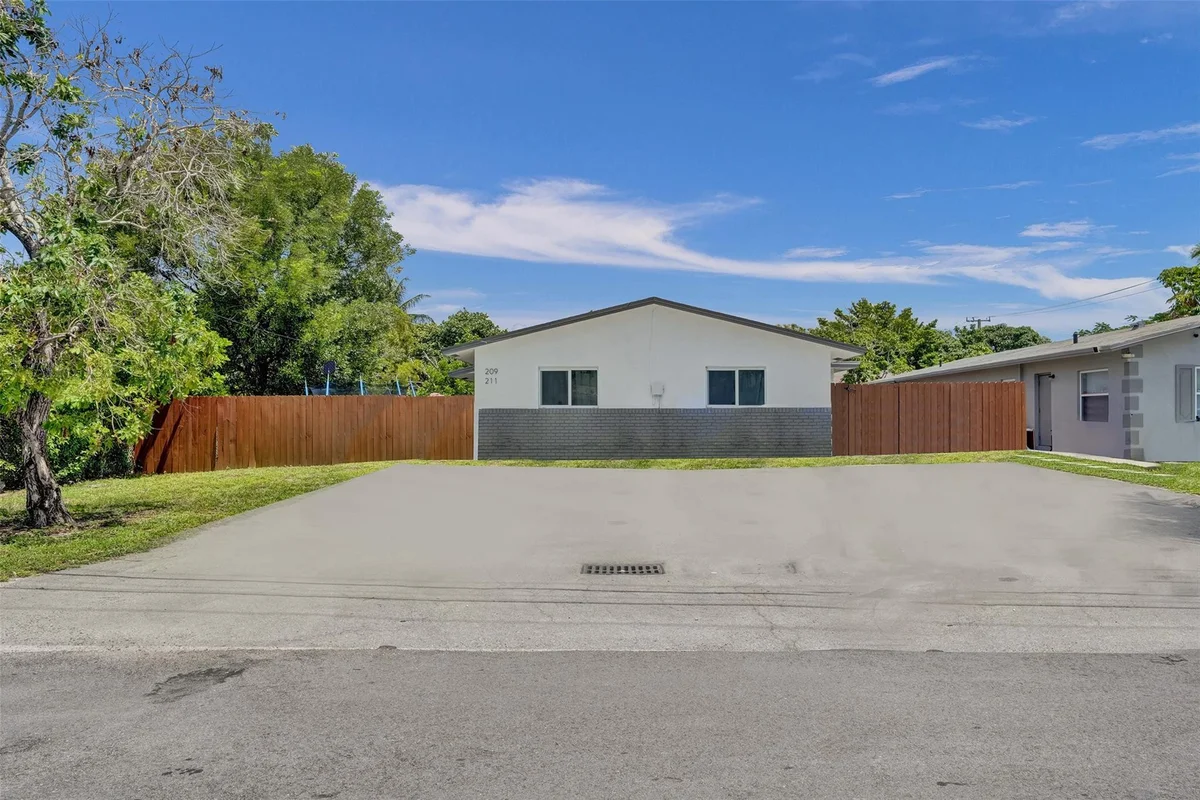 209 NE 9th St, Pompano Beach: photo 1 of 4