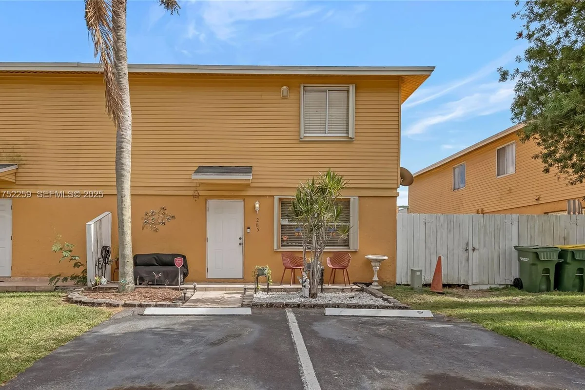 265 NE 12th Ave, Homestead: photo 1 of 21