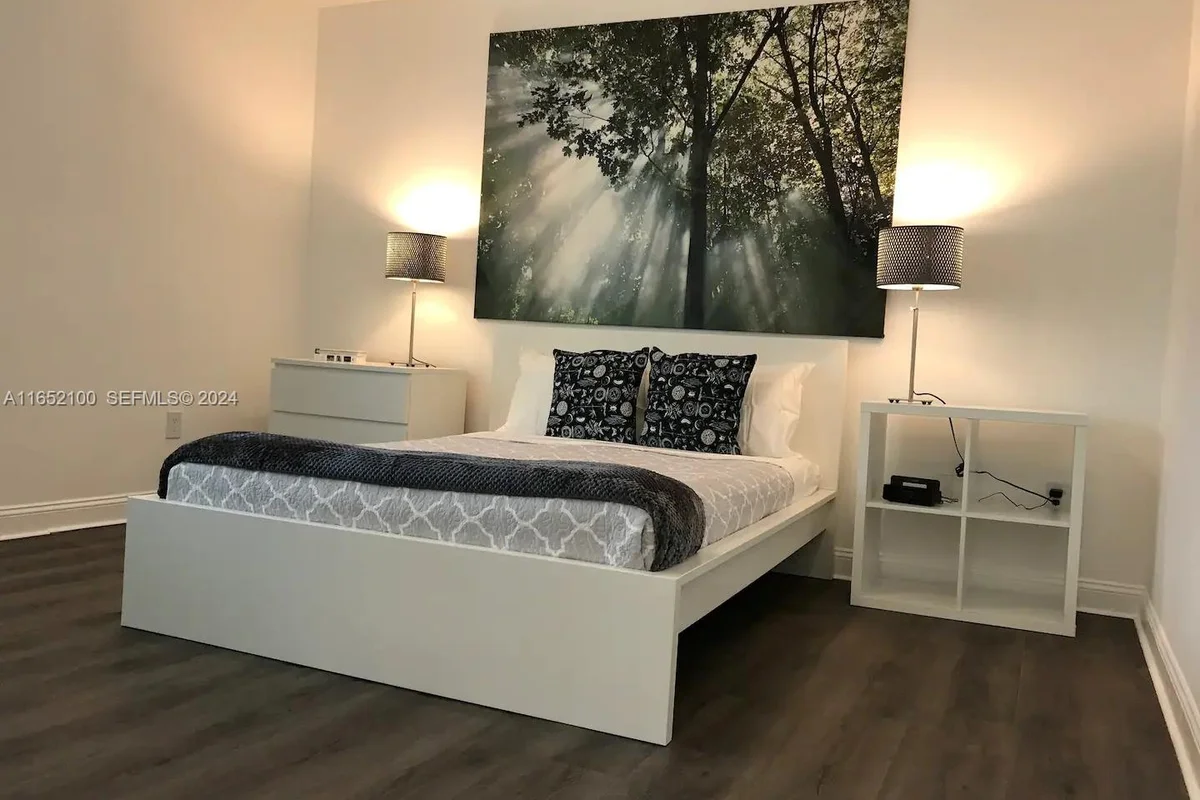 2615 Collins Ave #24, Miami Beach: photo 1 of 9