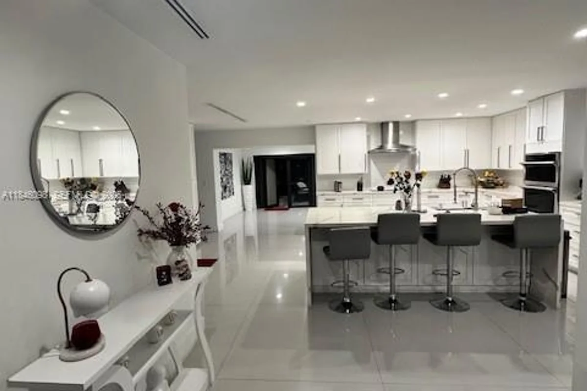 4229 W 7th Ln, Hialeah: photo 1 of 6