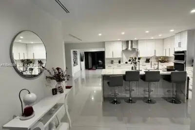 4229 W 7th Ln, Hialeah: photo 1 of 6