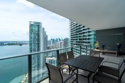 650 NE 32nd St #4206, Miami: photo 1 of 37