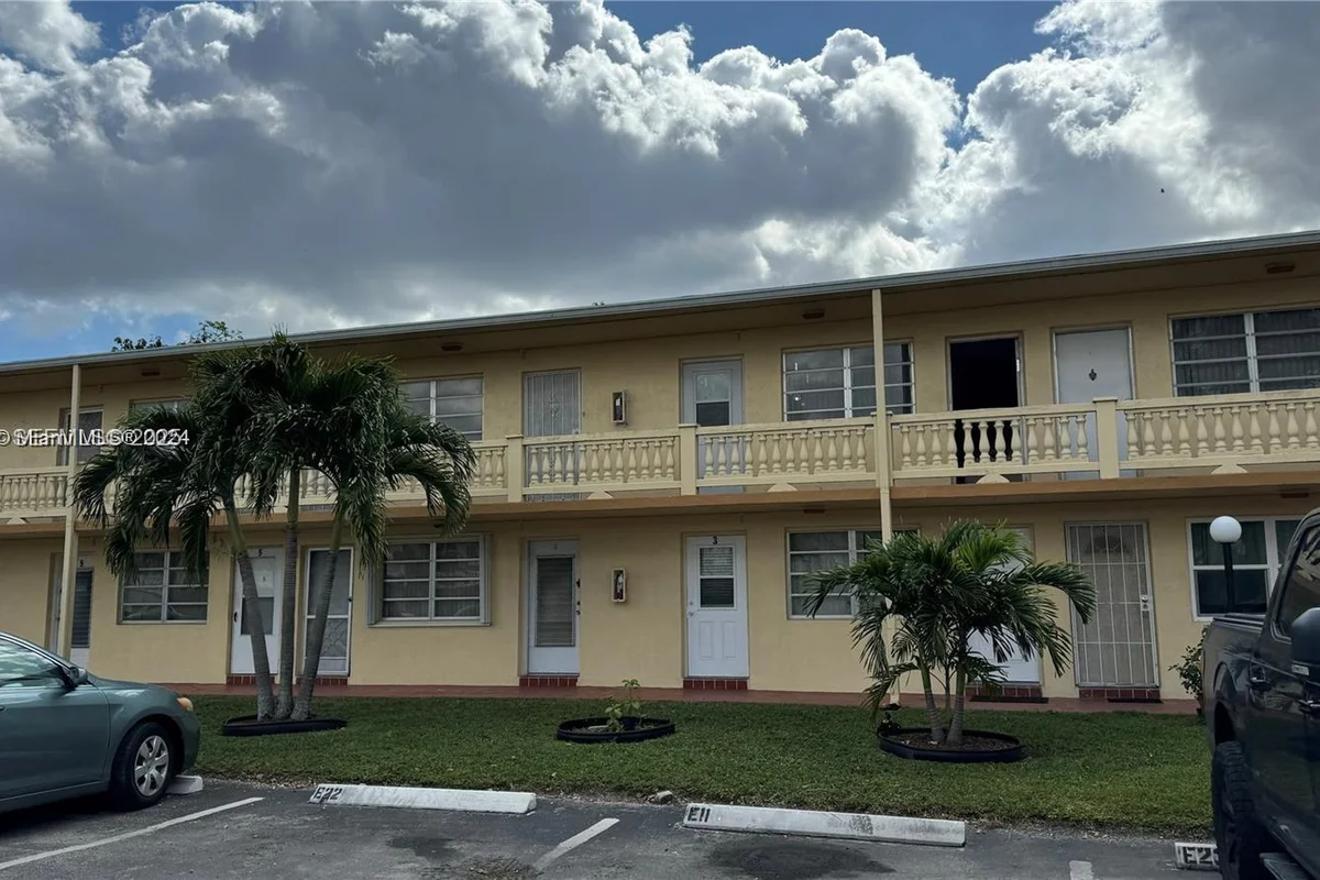 160 NE 203rd Ter #18, Miami Gardens: photo 1 of 40