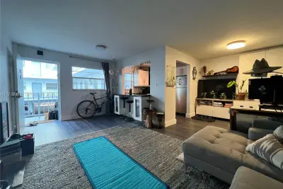 221 Meridian Ave #206, Miami Beach: photo 1 of 10