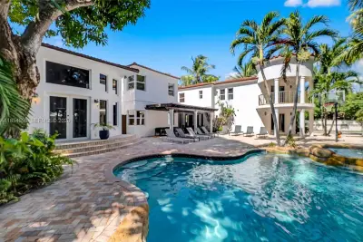 1051 NE 89th St, Miami: photo 1 of 54