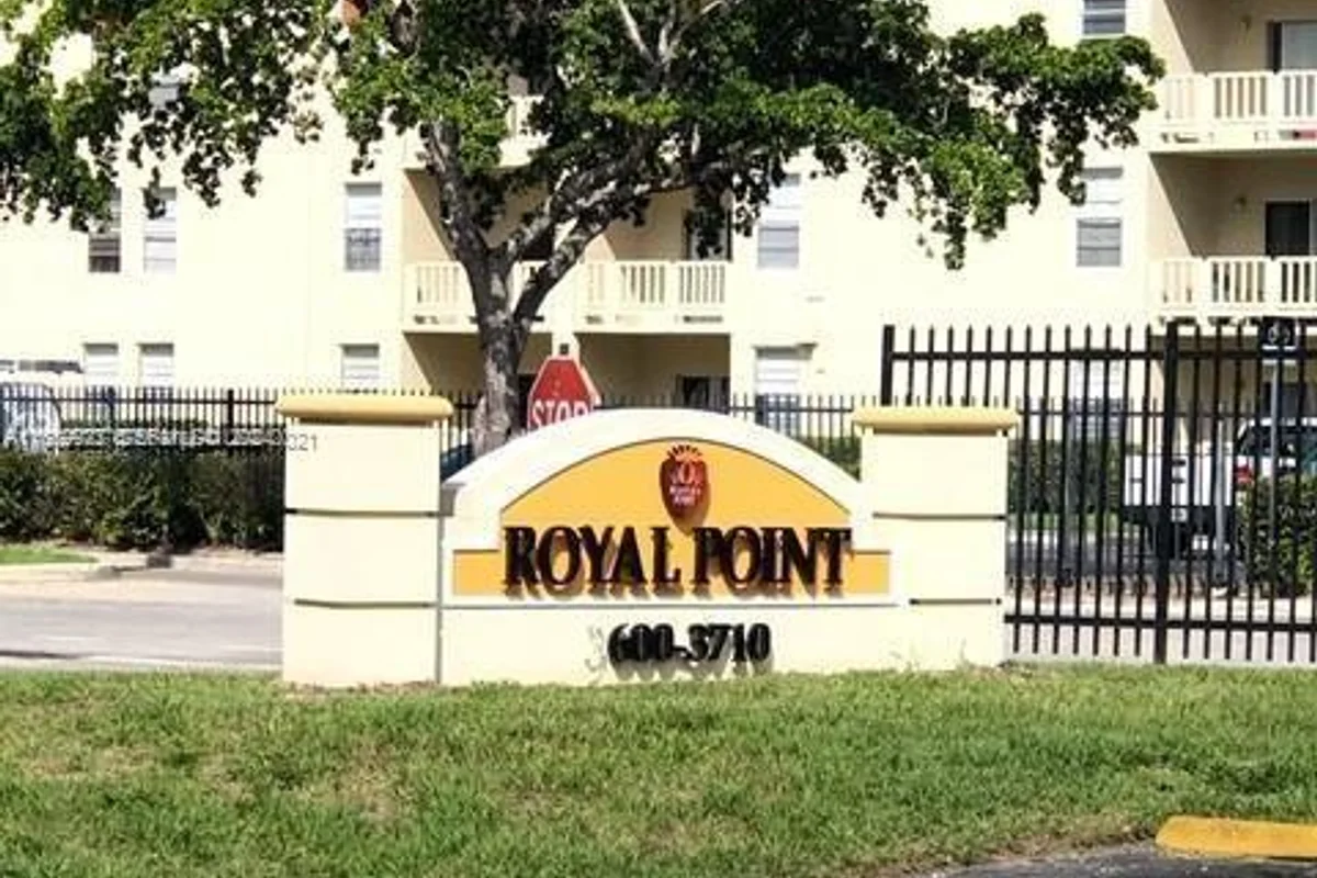 3600 NW 21st St #305, Lauderdale Lakes: photo 1 of 5