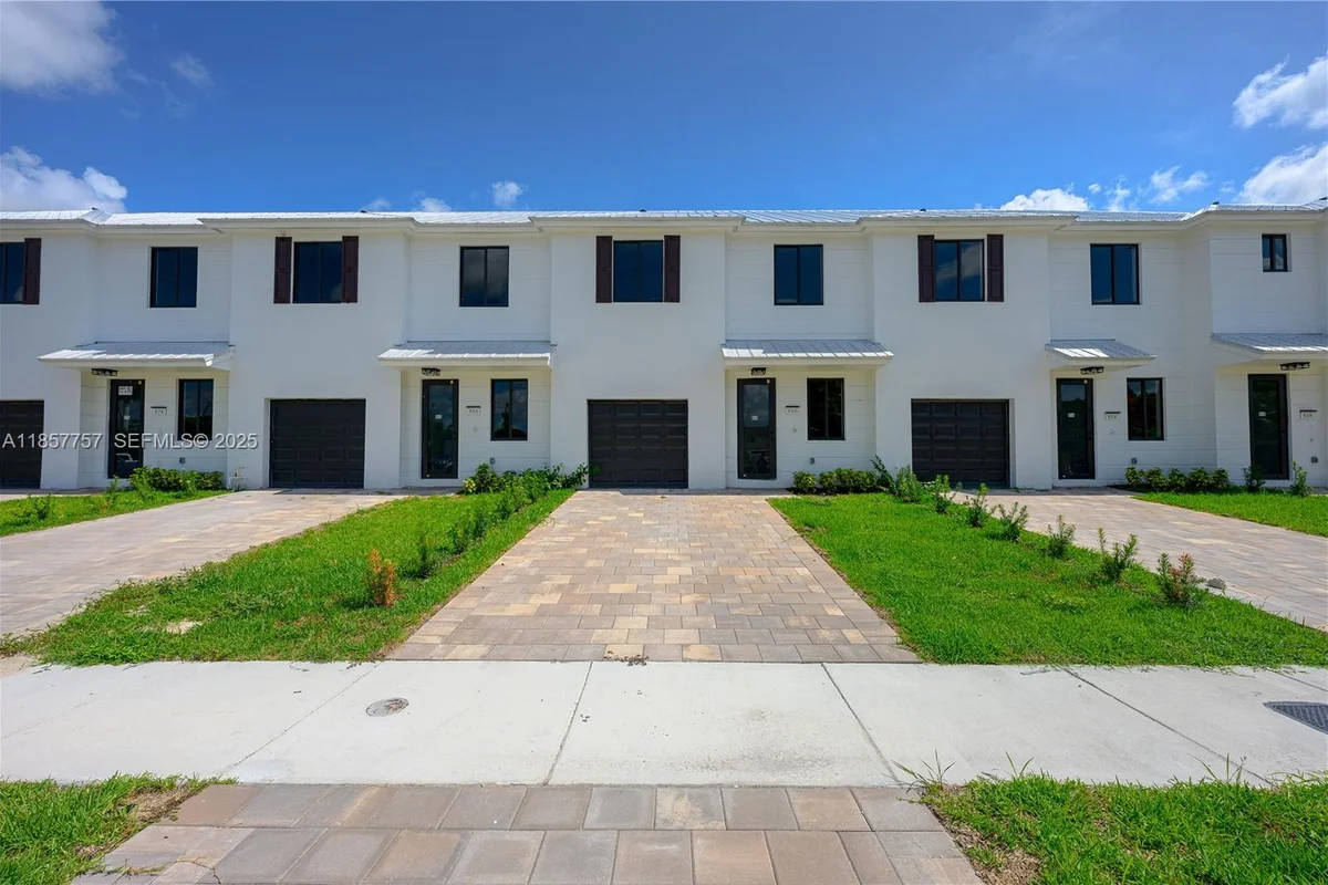 880 SW 1st St, Florida City: photo 1 of 52