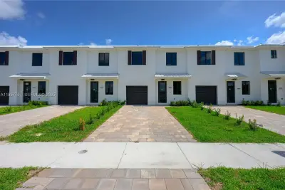 880 SW 1st St, Florida City: photo 1 of 52