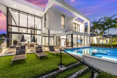 418 Sunset Dr, Hallandale Beach: photo 1 of 59
