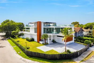 1248 NE 89th St, Miami: photo 1 of 66