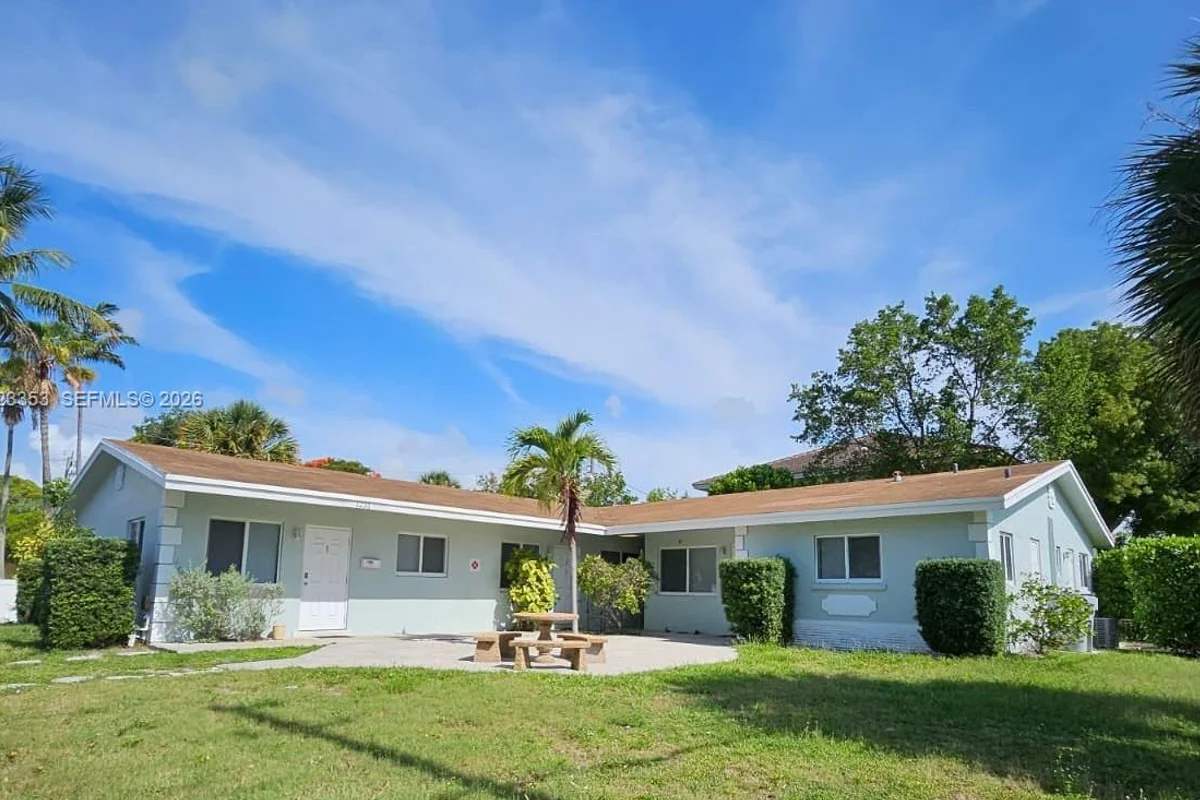 1231 NE 23rd Ave, Pompano Beach: photo 1 of 17