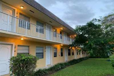 5168 NE 6th Ave #426, Fort Lauderdale: photo 1 of 23