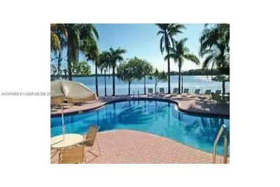 Condo in Oakland Park: photo 1 of 8