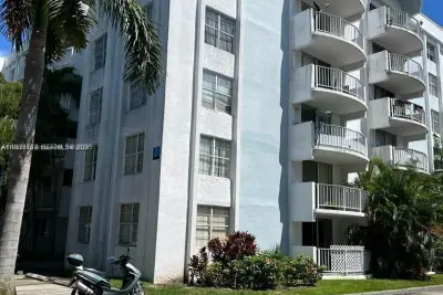 498 NW 165th St Rd #D-407, Miami: photo 1 of 17