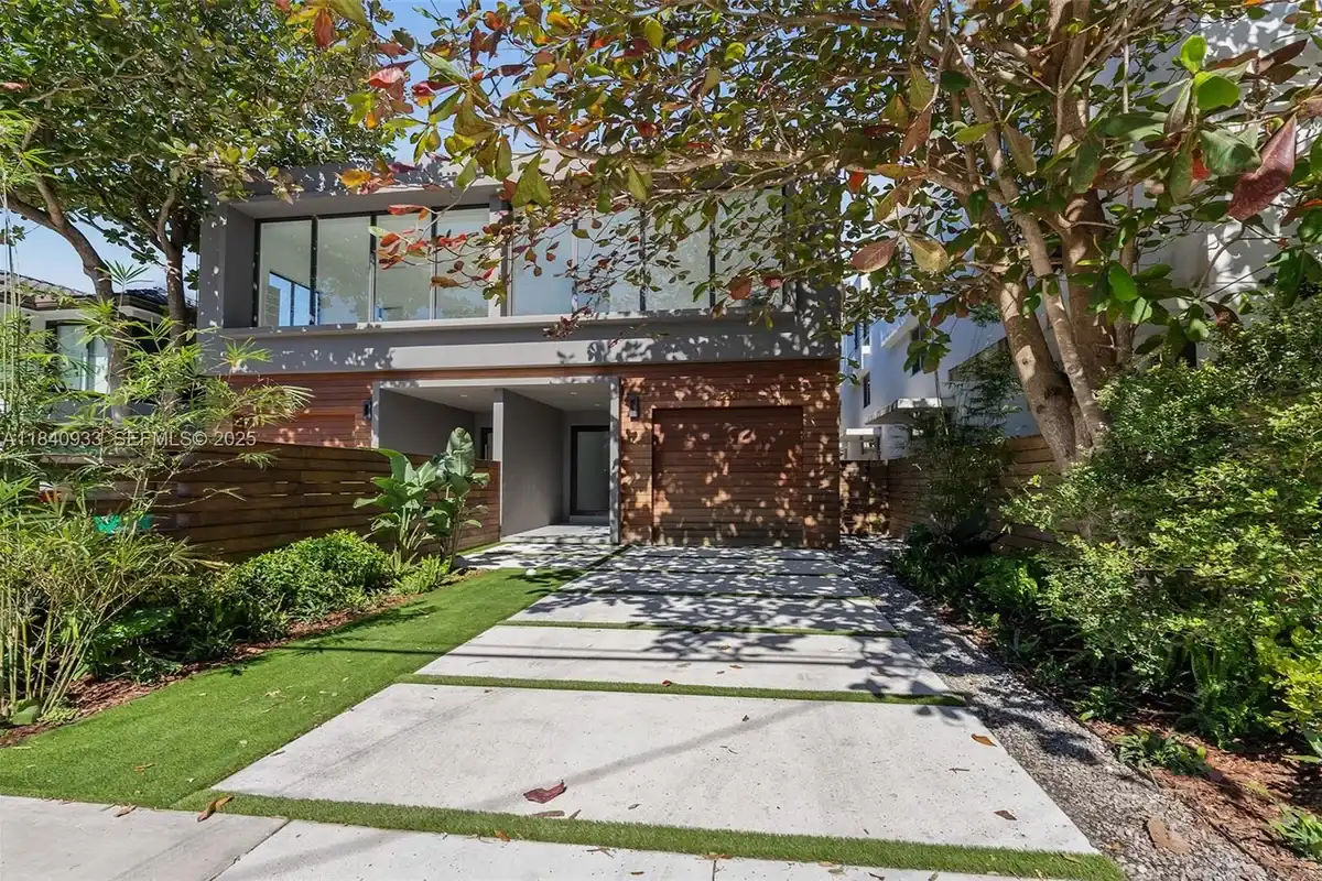 2984 Coconut Ave, Miami: photo 1 of 32