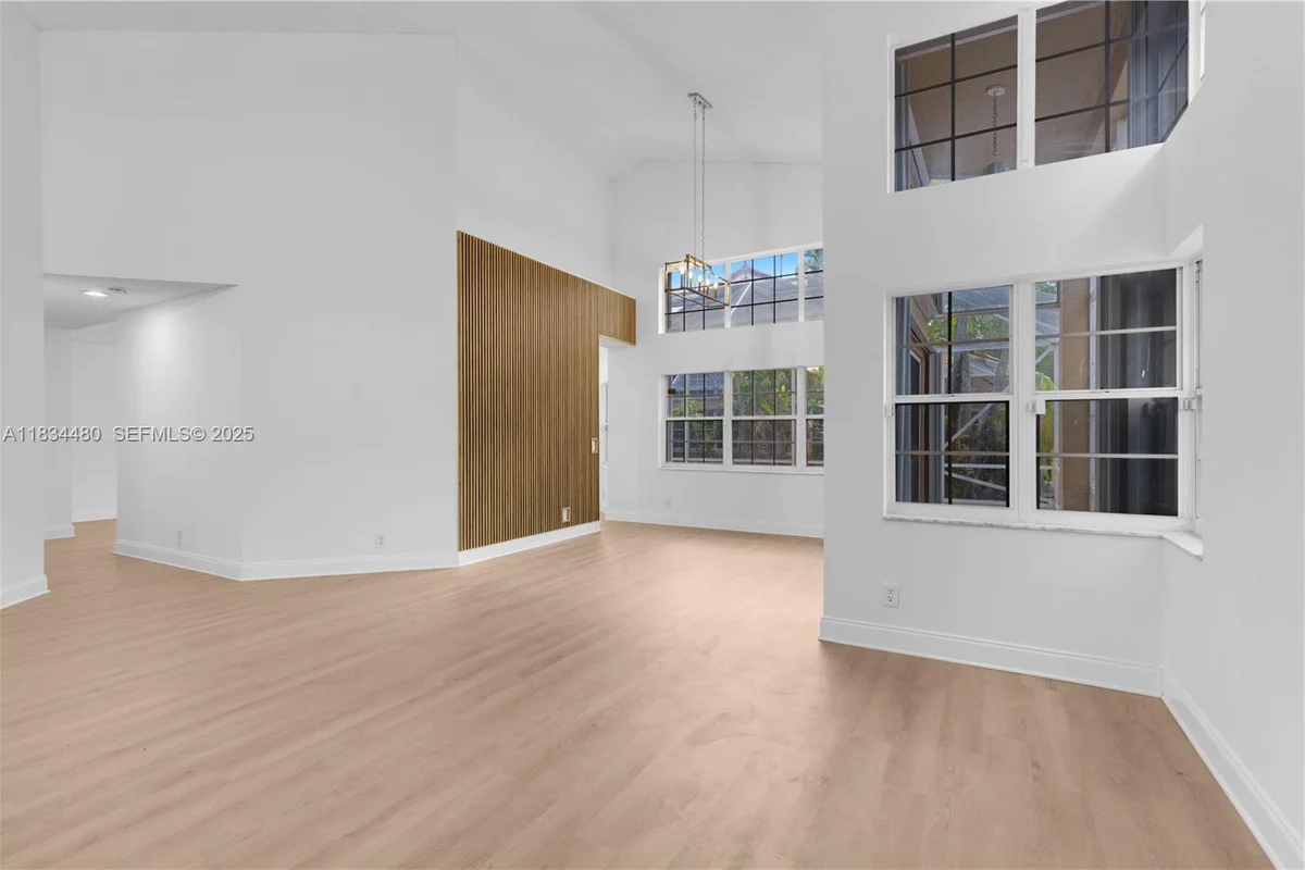 1525 Seabay Rd, Weston: photo 1 of 29