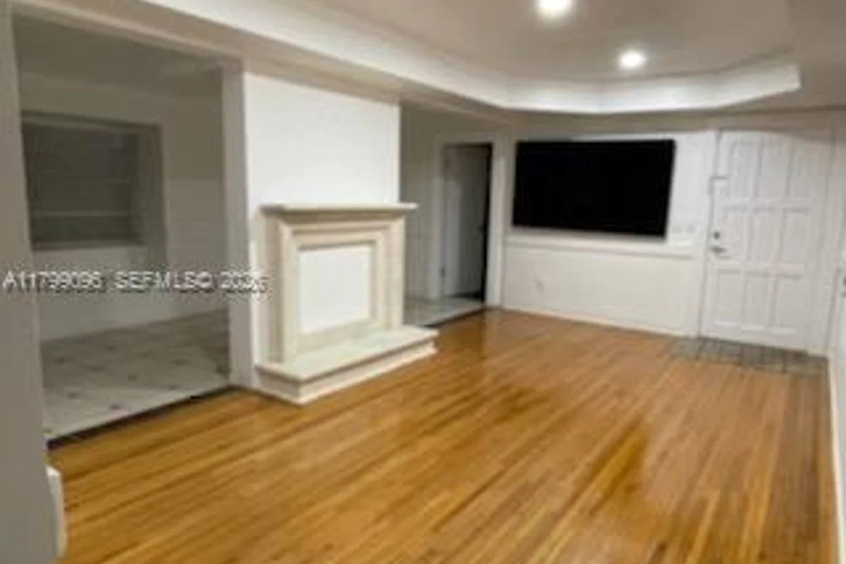 63 NW 51st Ave, Miami: photo 1 of 44