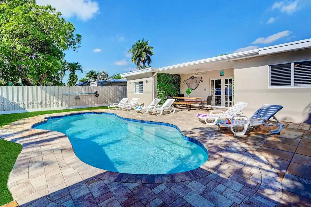 1228 Johnson St, Hollywood: photo 1 of 40