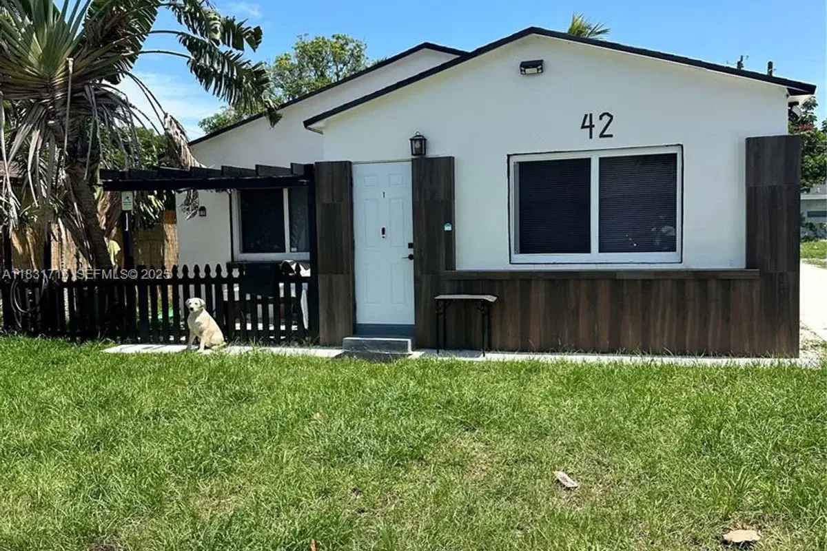 42 SE 10th Ter, Dania Beach: photo 1 of 50