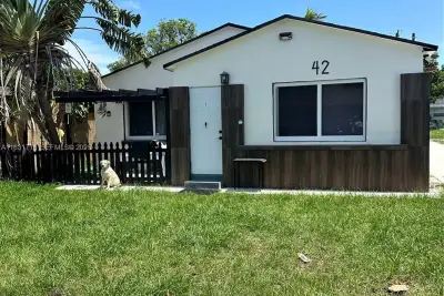 42 SE 10th Ter, Dania Beach: photo 1 of 50