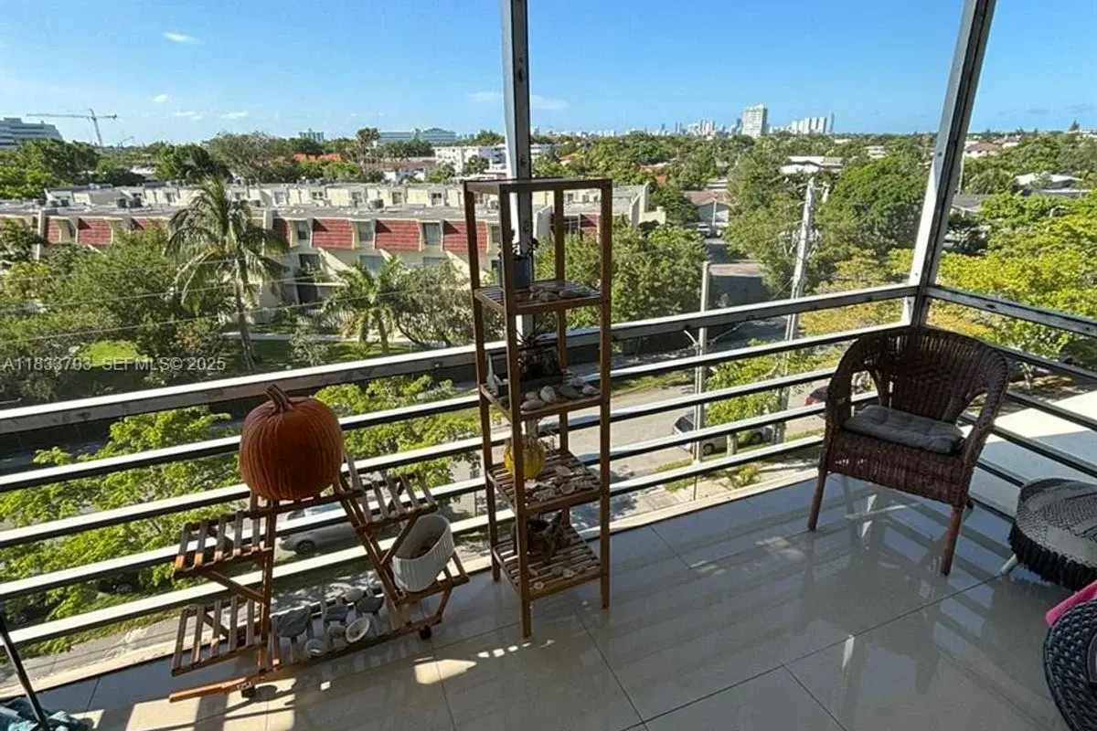 1750 NE 115th St #608, Miami: photo 1 of 12