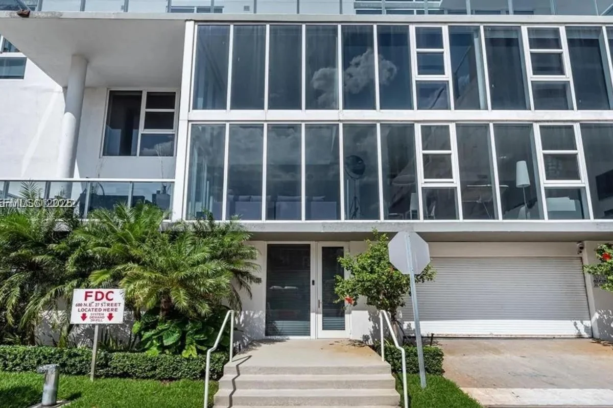 600 NE 27th St #105, Miami: photo 1 of 19