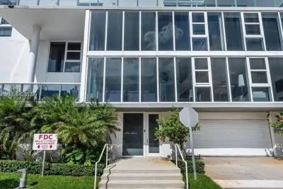 600 NE 27th St #105, Miami: photo 1 of 19