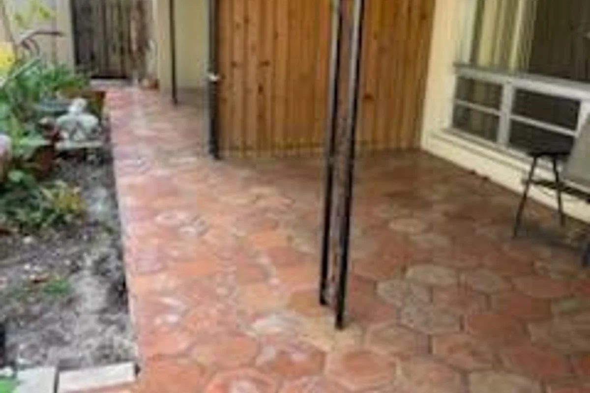Home in Oakland Park: photo 1 of 9