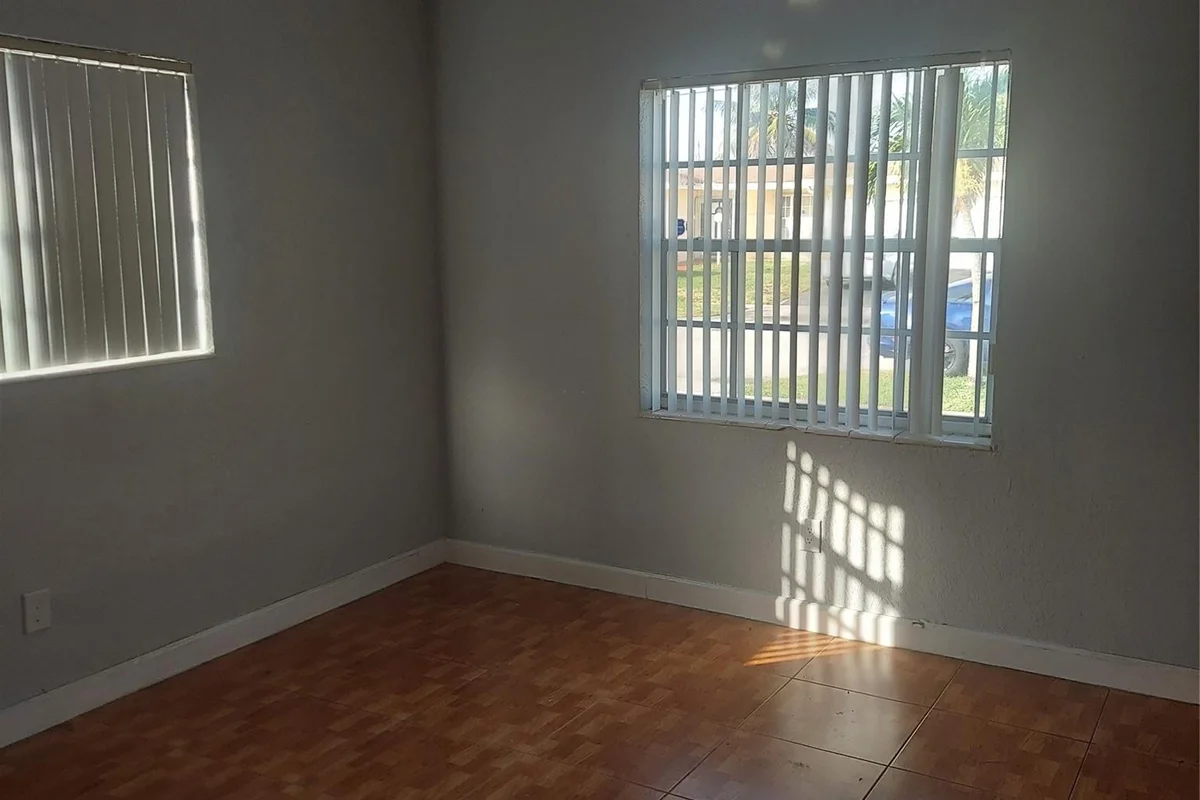 House in Lauderdale Lakes: photo 1 of 11