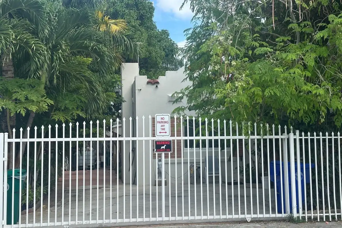 675 NW 34th St, Miami: photo 1 of 8