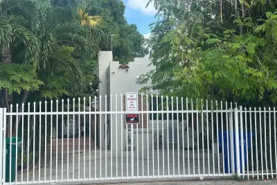 675 NW 34th St, Miami: photo 1 of 8