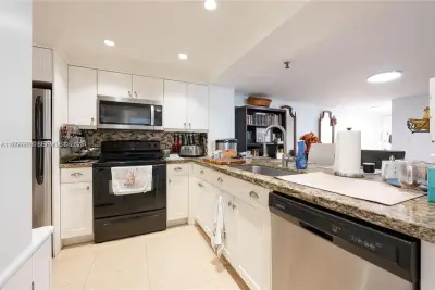 1621 Collins Ave #302, Miami Beach: photo 1 of 30