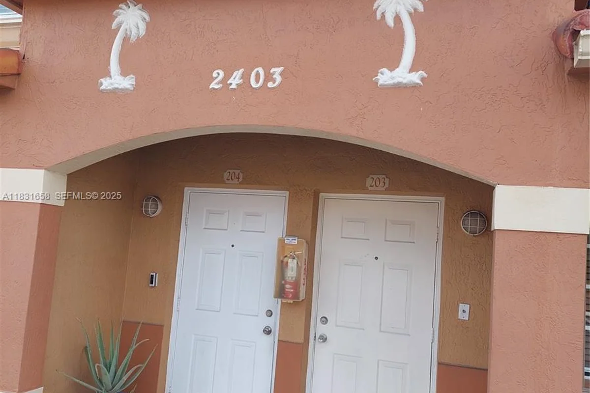 2403 W 76th St #203, Hialeah: photo 1 of 14