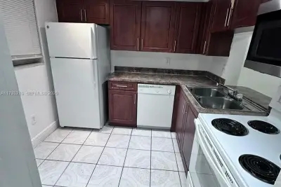 Condo in Lauderhill: photo 1 of 4