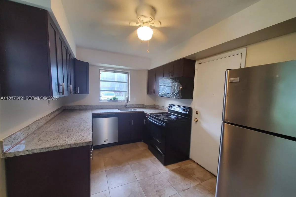 1450 NE 191st St #106, Miami: photo 1 of 14