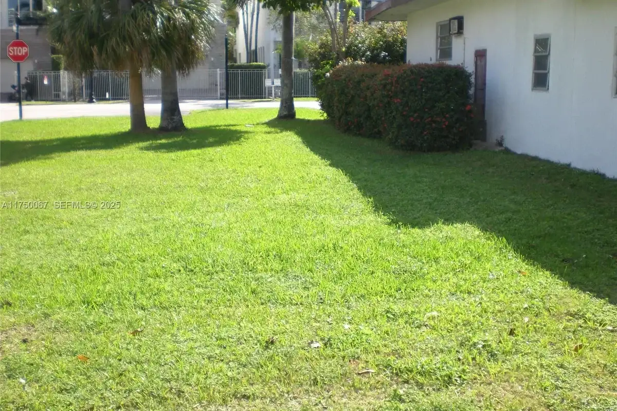 House in Sunny Isles Beach: photo 1 of 3