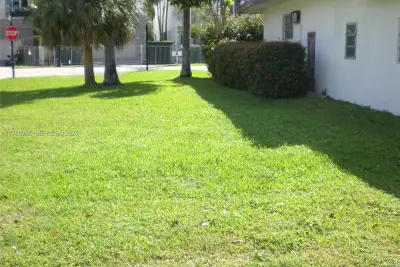 House in Sunny Isles Beach: photo 1 of 3