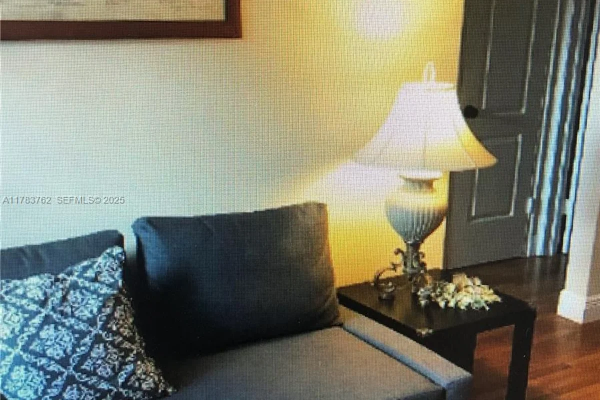30 Almeria Ave #6, Coral Gables: photo 1 of 3