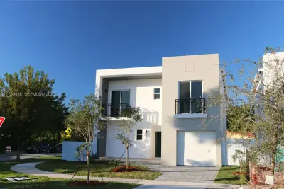 900 SW 24th Rd, Miami: photo 1 of 27