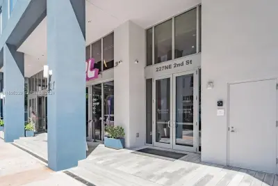227 NE 2nd St #2613, Miami: photo 1 of 37